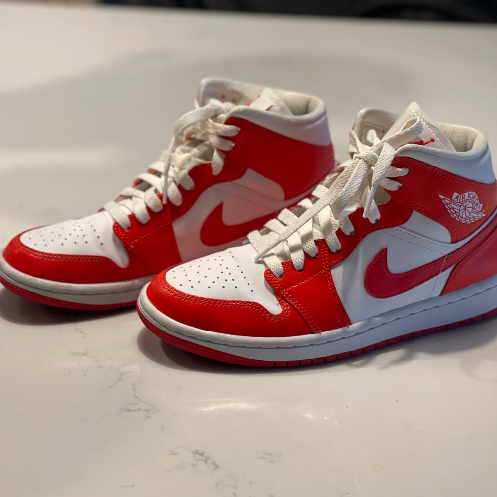 Wmns Air Jordan 1 Mid Shoes (21’) - Picture 3 of 7